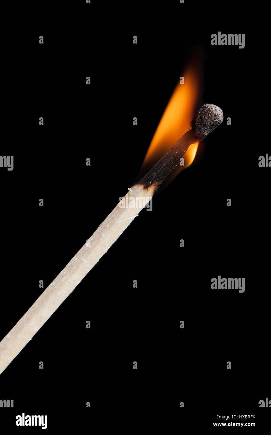 Fiammifero bruciato su sfondo nero Foto Stock