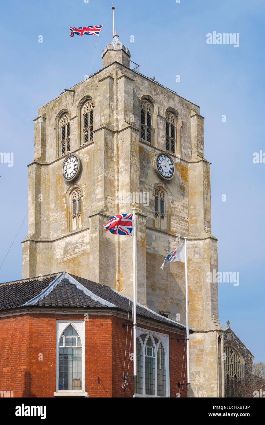 Beccles Suffolk, la chiesa cinquecentesca torre campanaria e il livello superiore del xviii secolo municipio nel centro della città di Suffolk di Beccles, Regno Unito. Foto Stock