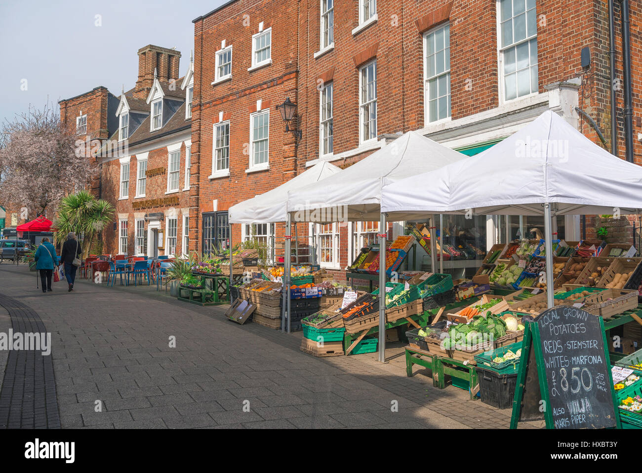 Beccles Suffolk e un negozio di generi alimentari in stallo la direttrice del mercato del Nuovo Mercato nel centro della città di Suffolk di Beccles, Regno Unito. Foto Stock