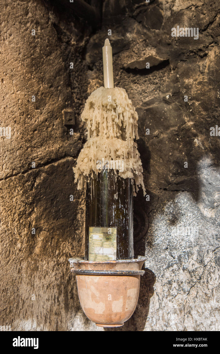 Cera di candela colata di una bottiglia di vino Foto stock - Alamy