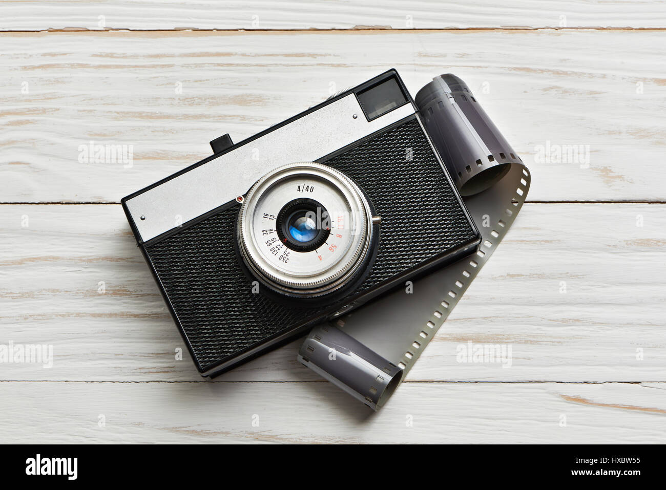Retrò compatta fotocamera foto in bianco sullo sfondo di legno Foto Stock