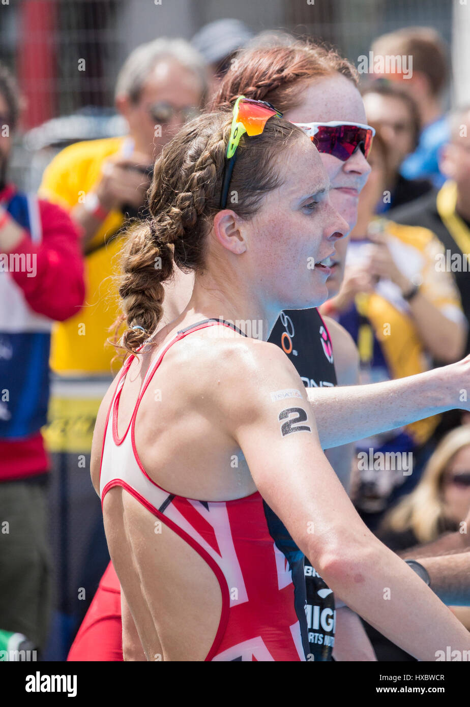 British triatleti Jessica Learmonth (più vicino) e Lucia Hall. Foto Stock