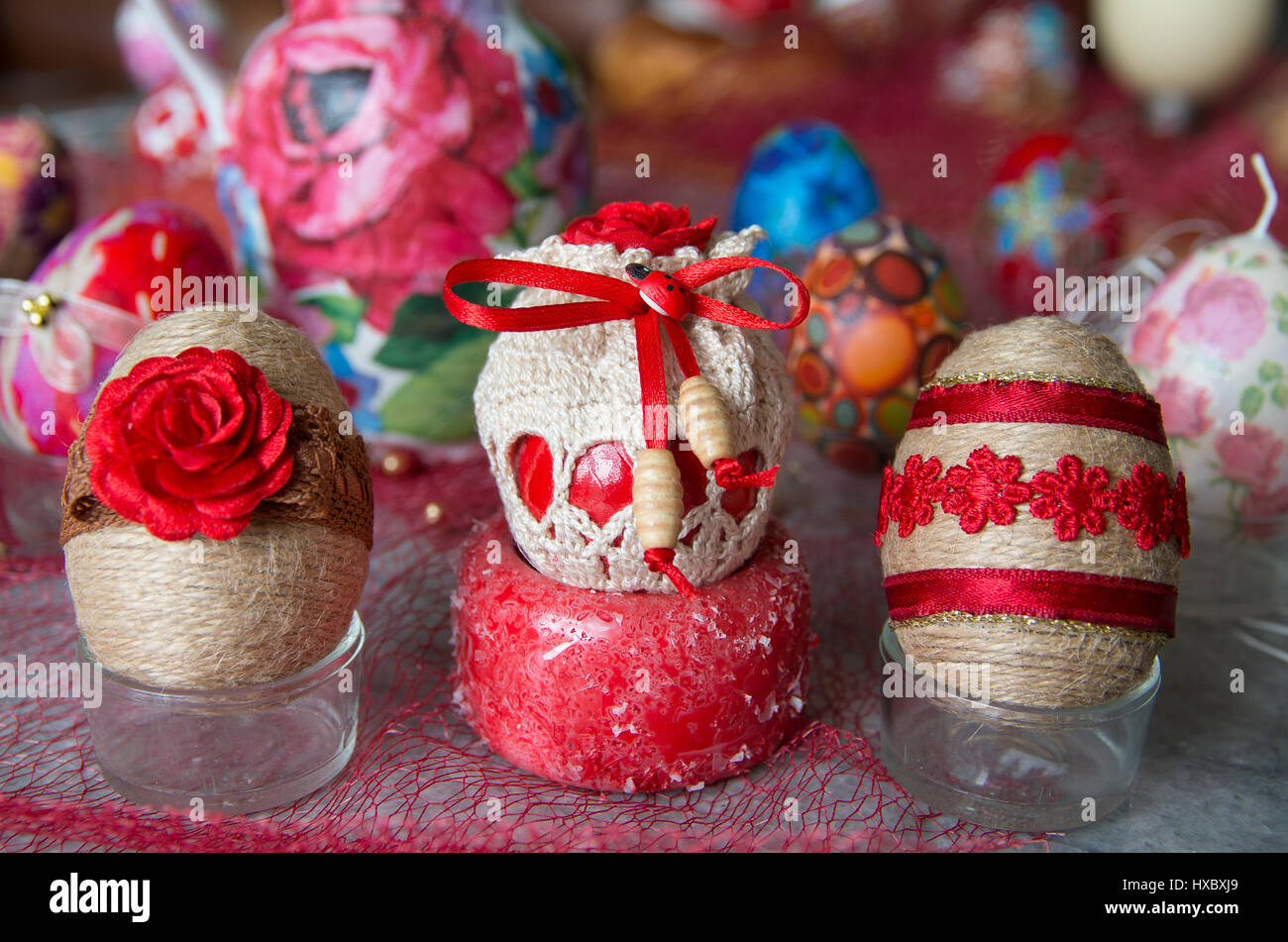 Uova di Pasqua. Decorate con tessuti uova di Pasqua. Foto Stock