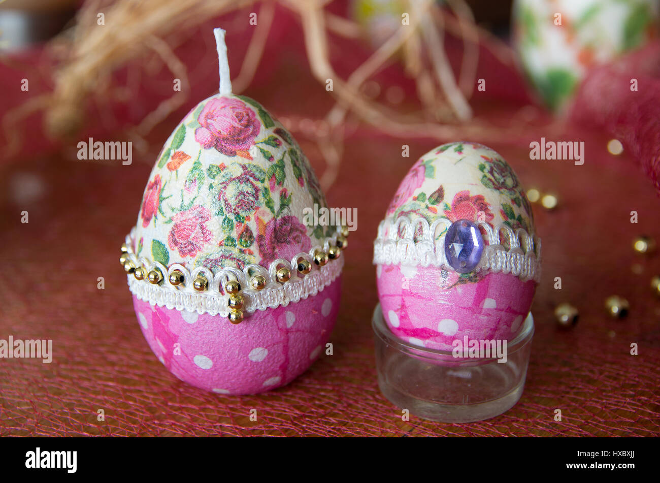 Uova di Pasqua e le candele. Foto Stock