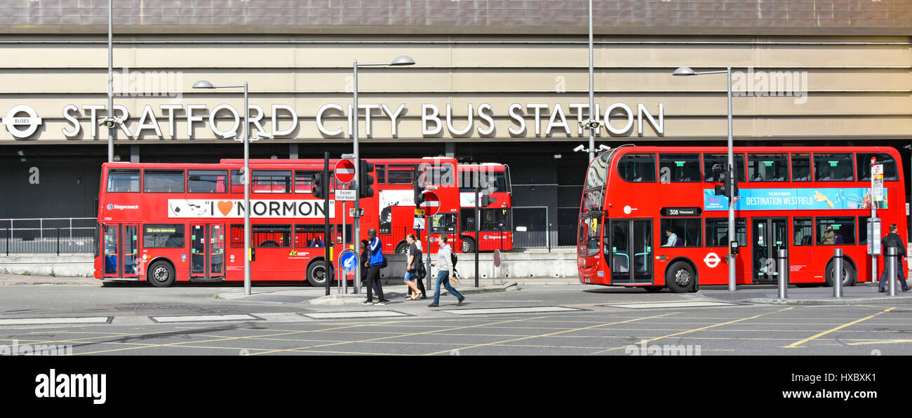 London bus Stratford City stazione degli autobus a Londra il centro commerciale Westfield adiacente alla Queen Elizabeth Olympic Park Newham Est Londra Inghilterra REGNO UNITO Foto Stock