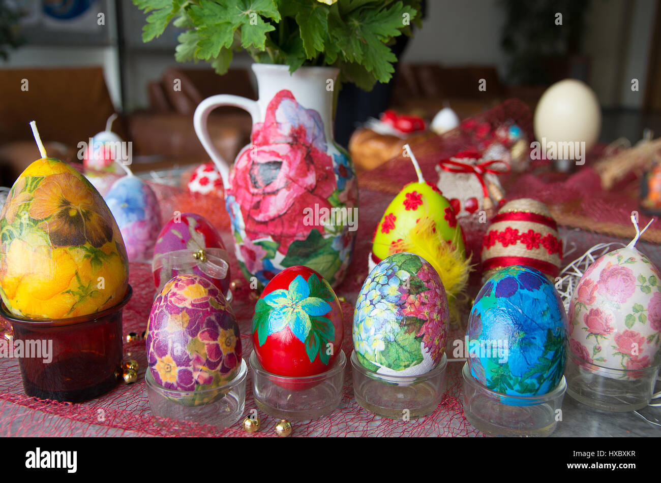 Uova di Pasqua e le candele con le stesse decorazioni. Foto Stock