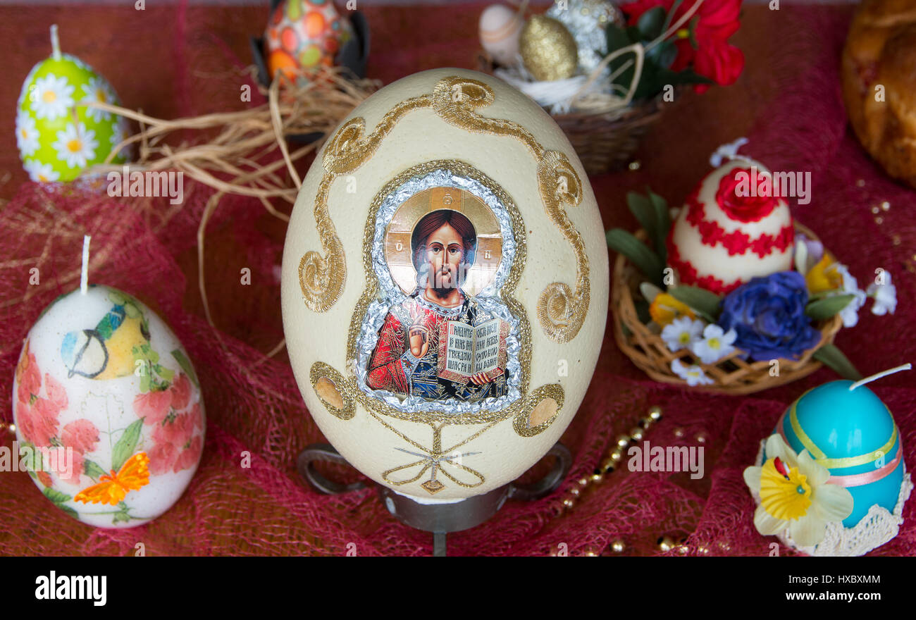 Decorate con tessuti e motivi religiosi uovo di Pasqua. Foto Stock