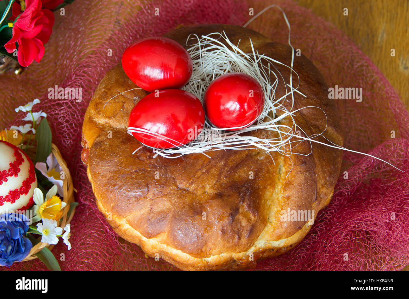 In legno rosso uova di Pasqua sulla focaccia Foto Stock