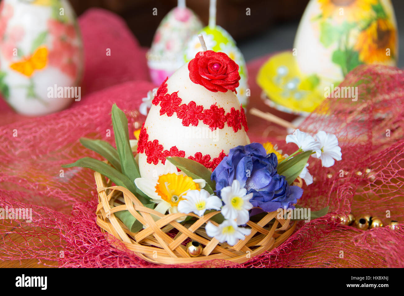 Decorate Pasqua candele in forma di uova. Foto Stock