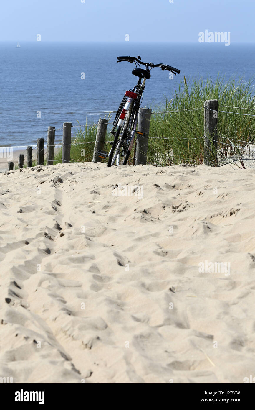 Moto parcheggiate nelle dune presso la Dutch costa del Mare del Nord Foto Stock