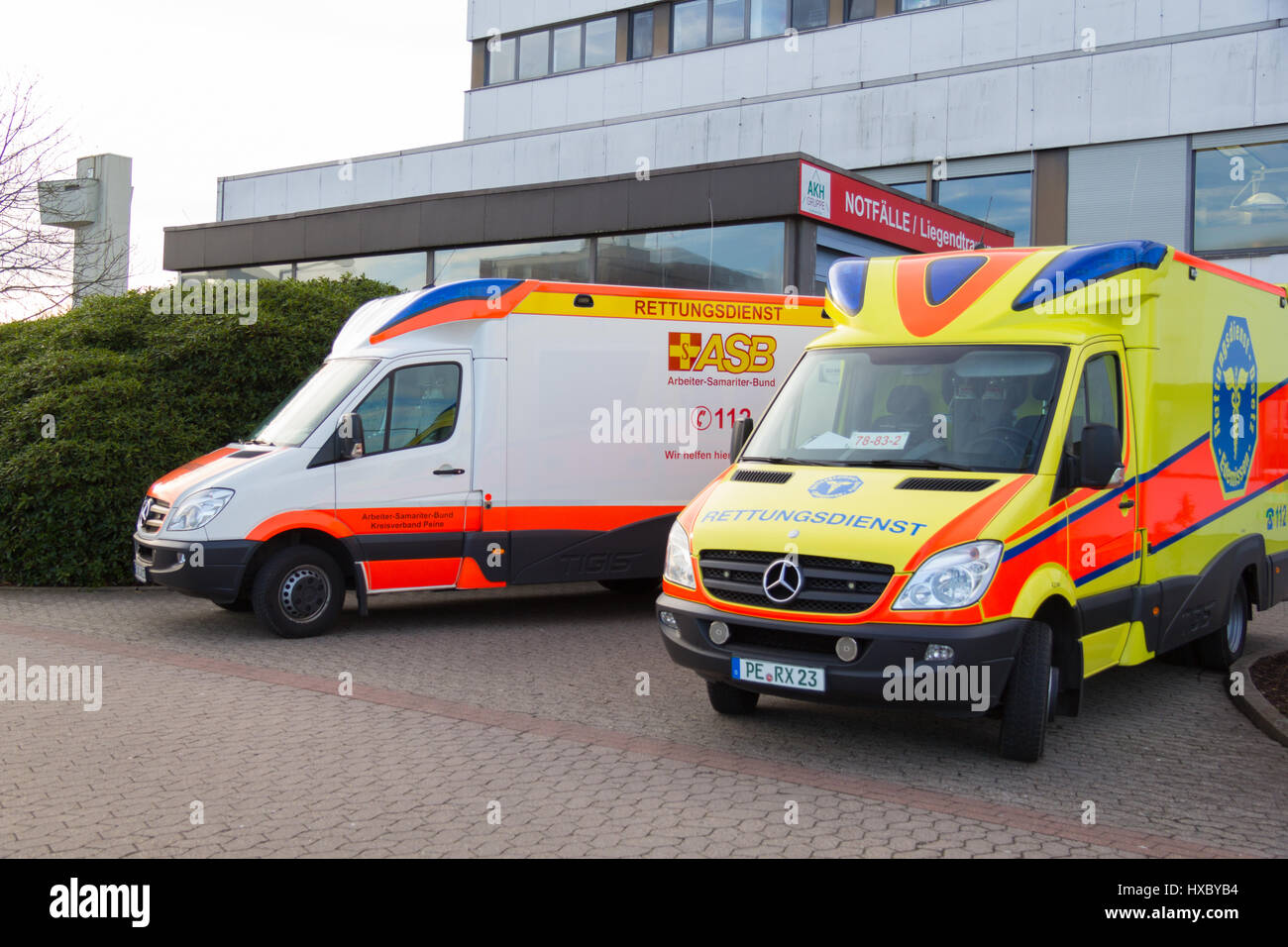PEINE / GERMANIA - MARZO 20, 2017: due tedesche ambulanza veicoli sorge in ospedale a peine / Germania Foto Stock