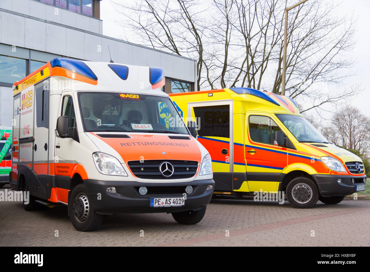 PEINE / GERMANIA - MARZO 20, 2017: due tedesche ambulanza veicoli sorge in ospedale a peine / Germania Foto Stock