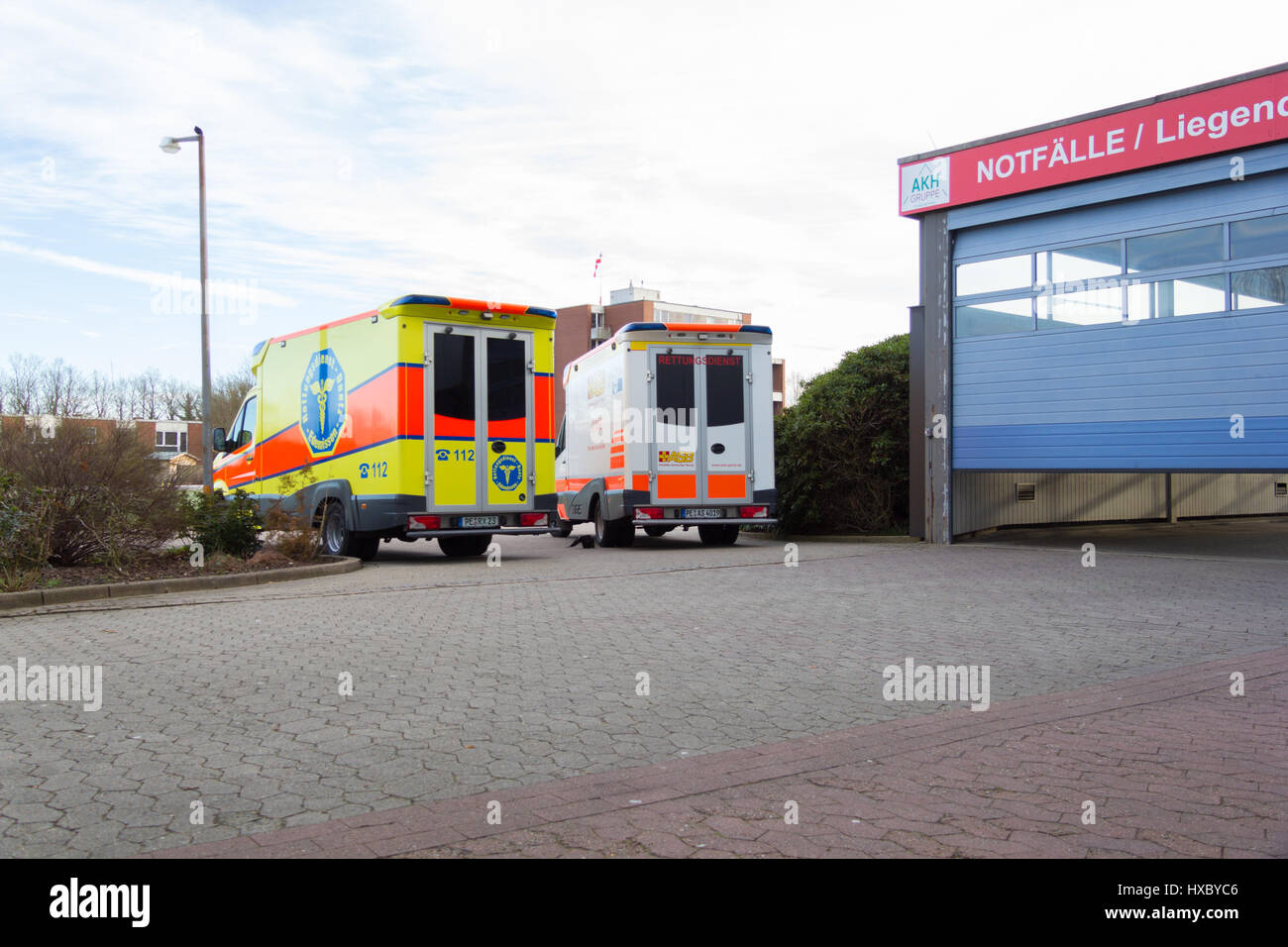 PEINE / GERMANIA - MARZO 20, 2017: due tedesche ambulanza veicoli sorge in ospedale a peine / Germania Foto Stock