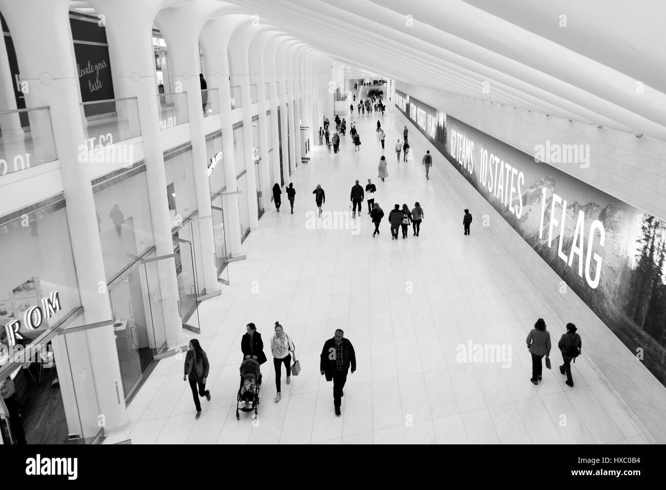 NEW YORK CITY - 1 ottobre 2016: la gente camminare passato piccoli negozi, parte di un grande centro commerciale all'interno dell'occhio, Santiago Calatrava di trasporto in corrispondenza del mozzo Foto Stock