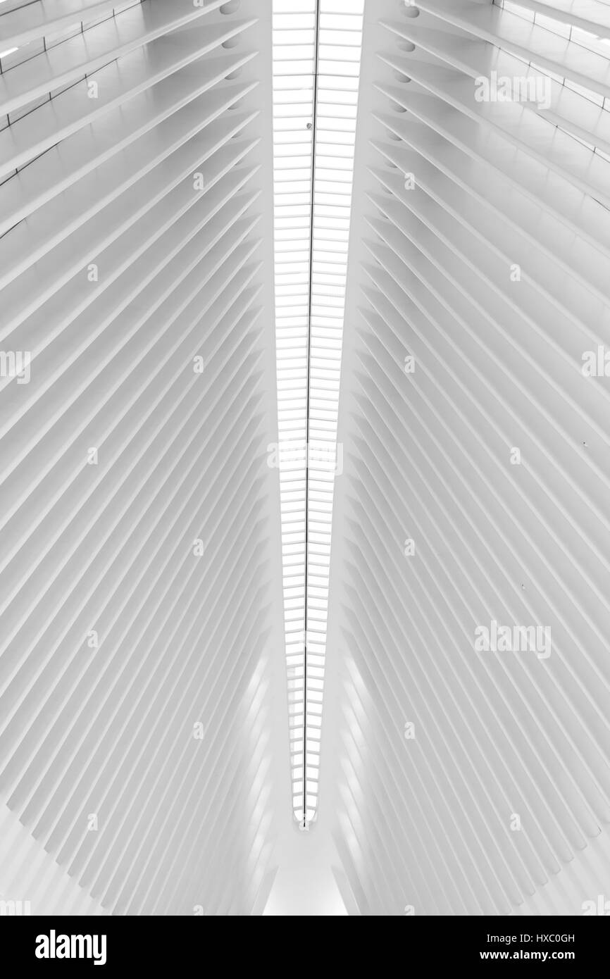 NEW YORK CITY - 1 ottobre 2016: dorso centrale nel soffitto di Santiago Calatrava's Oculus, il massiccio del centro dei trasporti metropolitana e ov Foto Stock