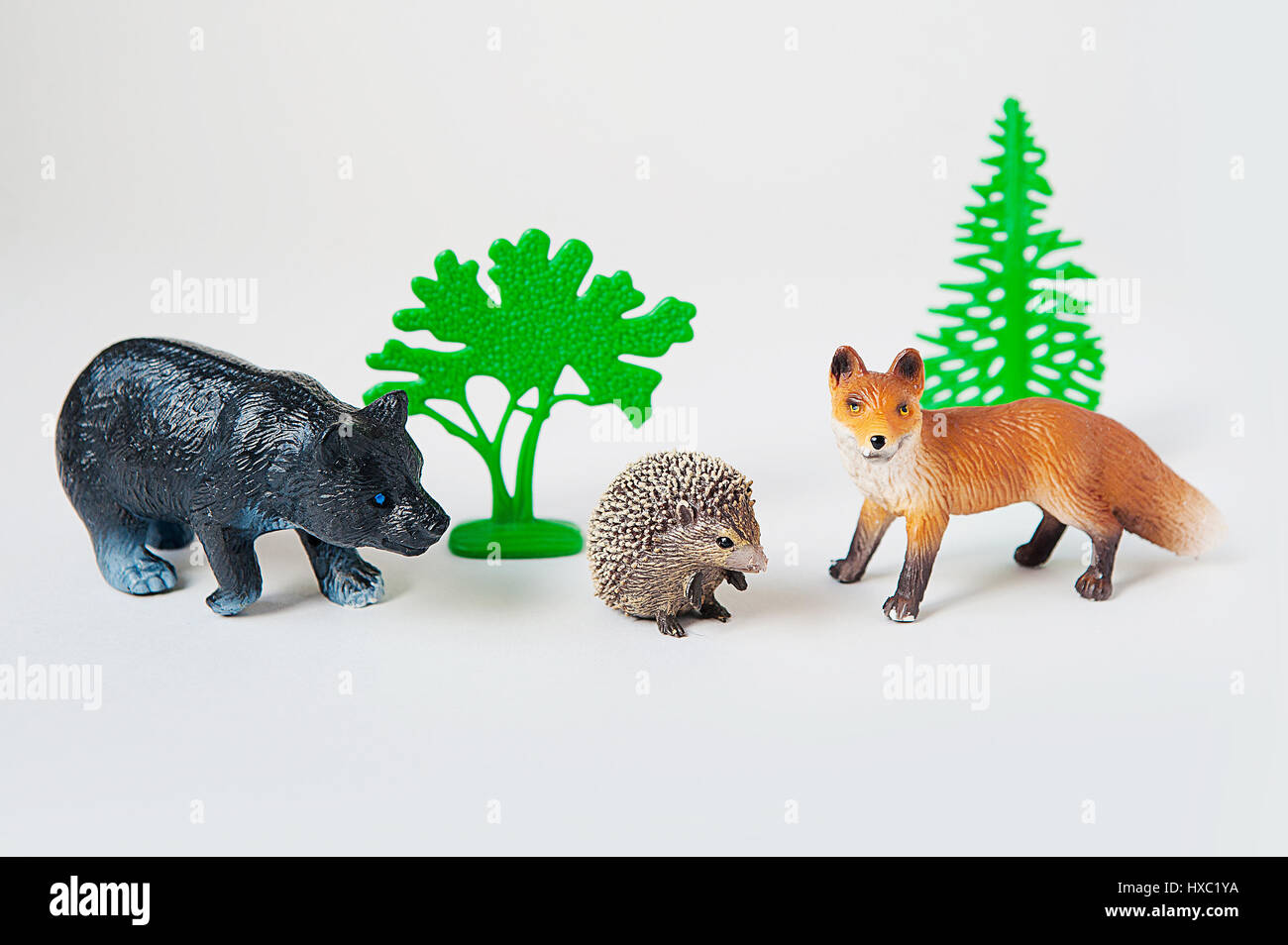 Piccolo animale giocattoli Fox, orso e riccio su sfondo bianco Foto Stock