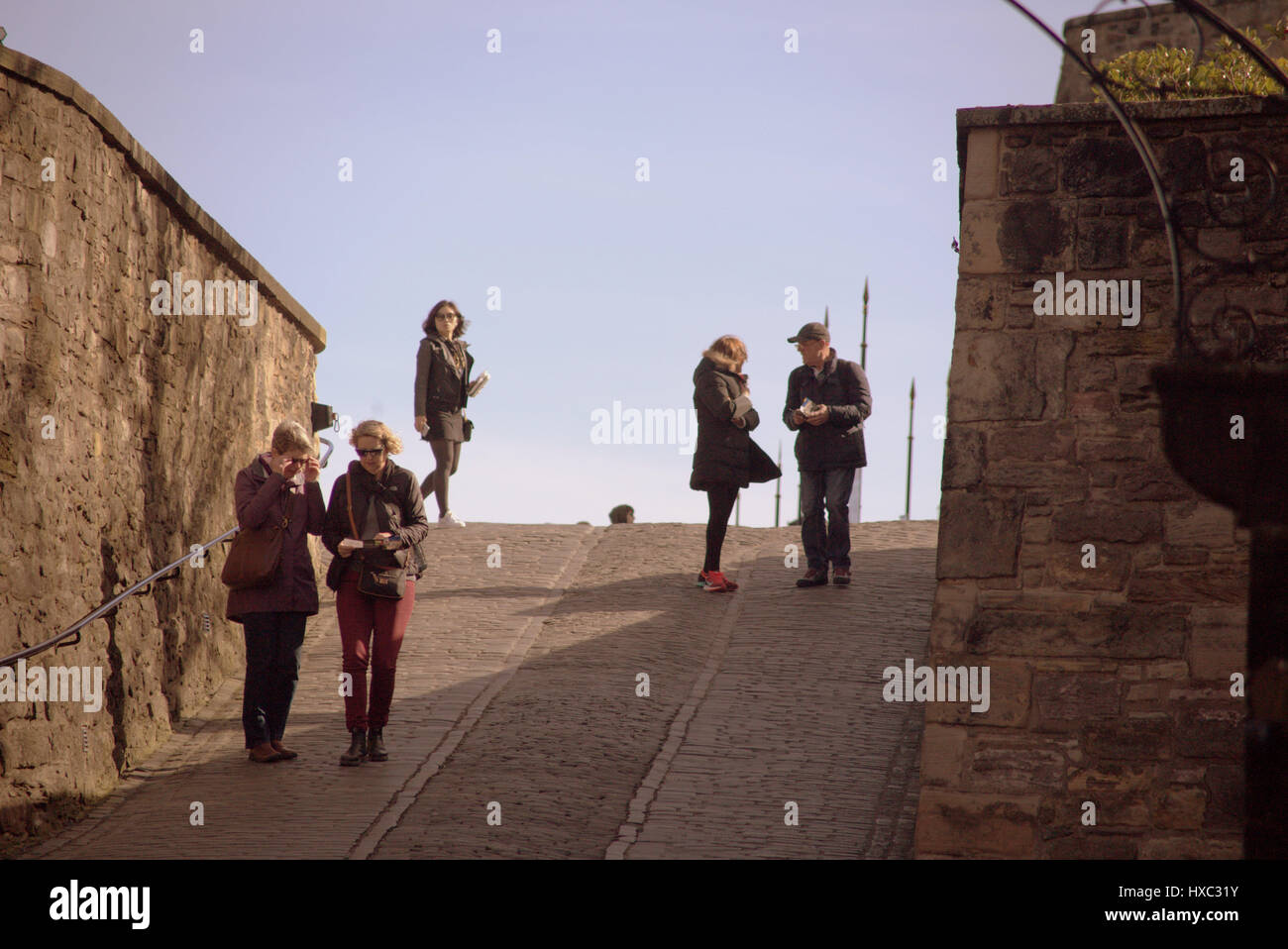 Il Castello di Edimburgo folle turistiche in una giornata di sole esplorare l'interno delle pareti Foto Stock