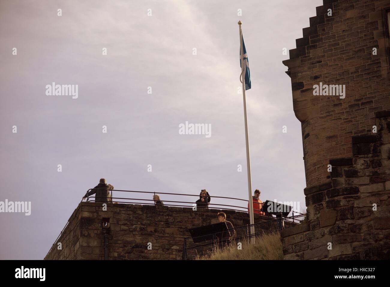 Il Castello di Edimburgo folle turistiche in una giornata di sole esplorare l'interno delle pareti Foto Stock