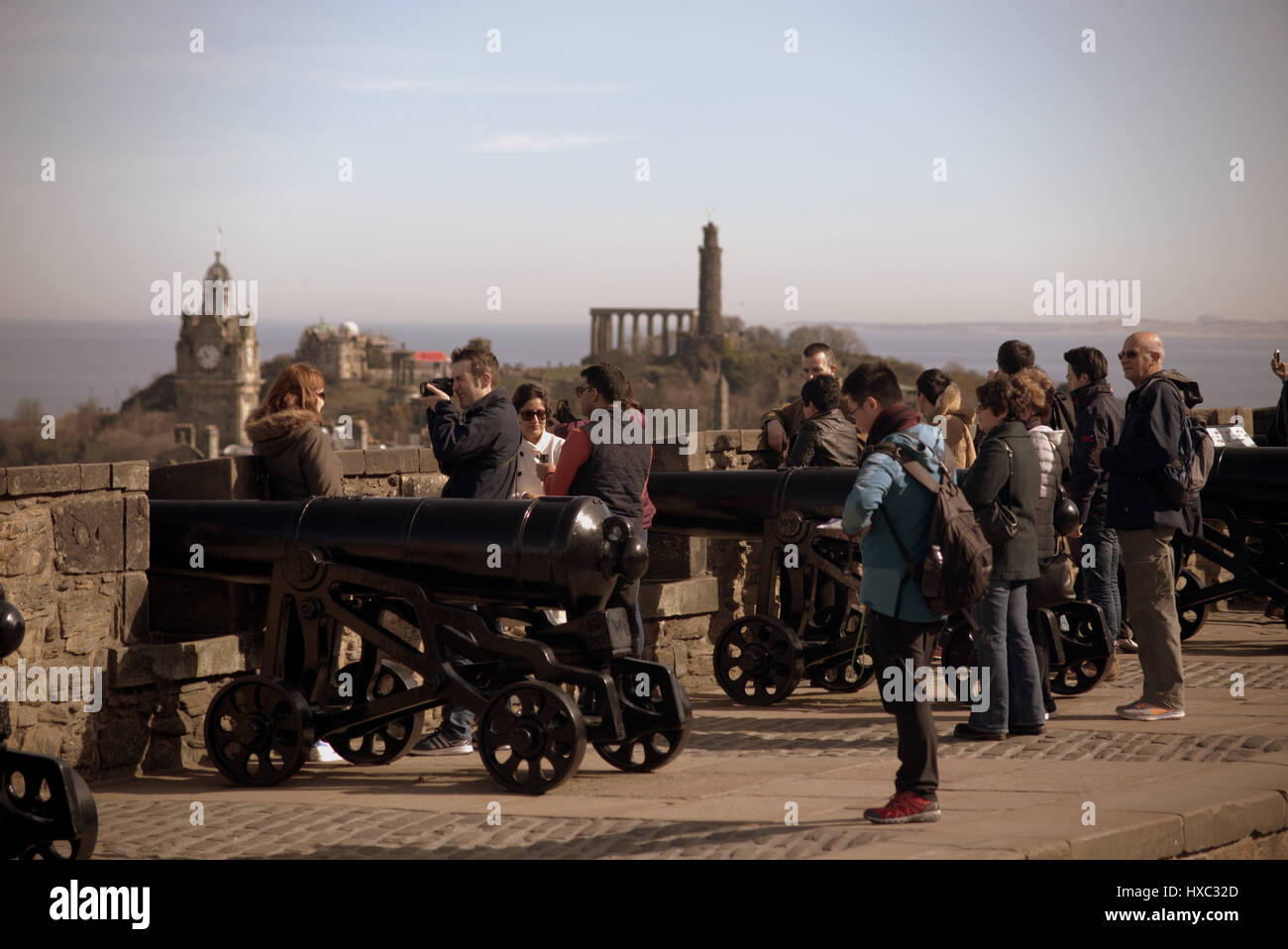 Il castello di Edimburgo bastioni interni la folla di turisti godere selfie selfies sellfys telefoni cellulari esplorazione delle mura del castello Foto Stock