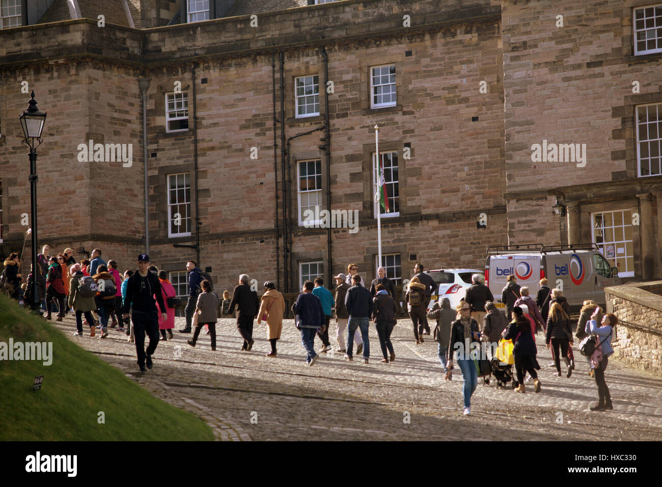Il Castello di Edimburgo folle turistiche in una giornata di sole esplorare l'interno delle pareti Foto Stock