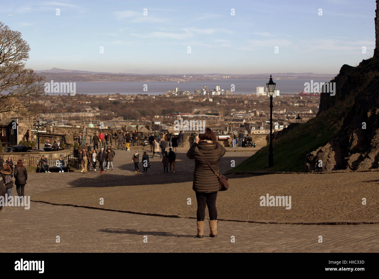 Il castello di Edimburgo bastioni interni la folla di turisti godere selfie selfies sellfys telefoni cellulari esplorazione delle mura del castello Foto Stock