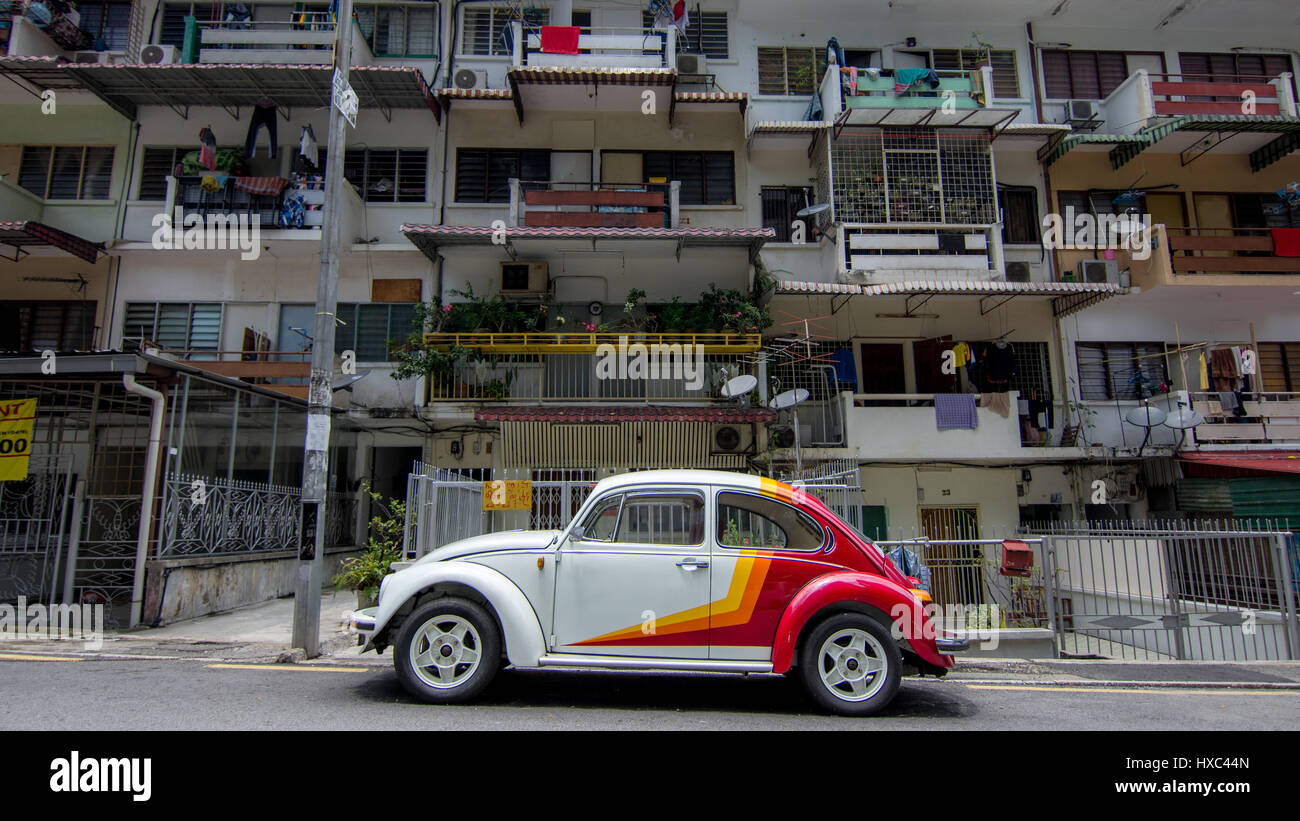 Lato in vista di un ben mantenuto VW Beetle parcheggiato in una strada residenziale di appartamenti a Kuala Lumpur. Foto Stock