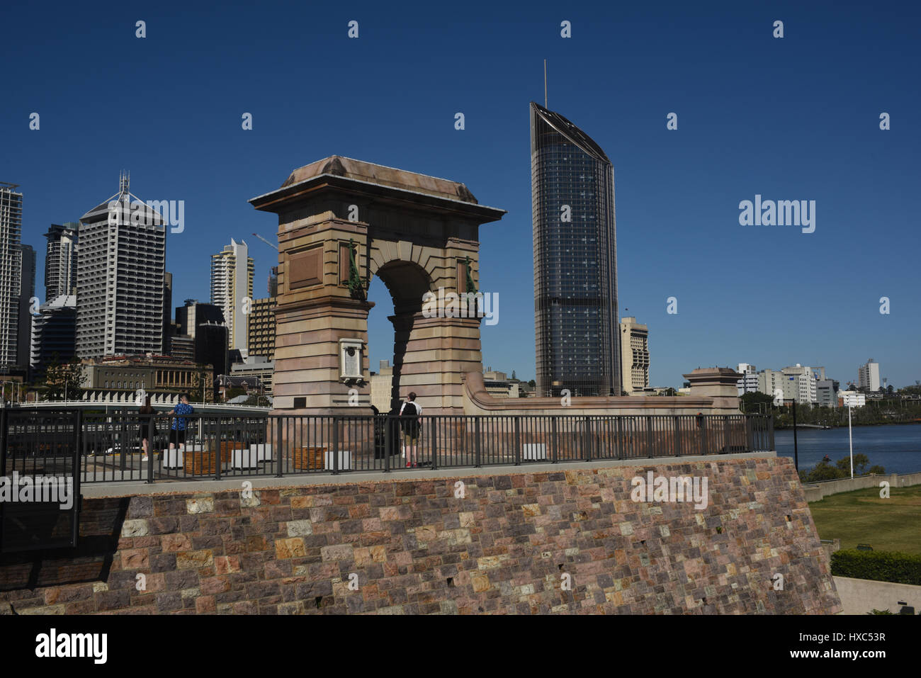 Brisbane, Australia: arco di battuta dal vecchio ponte Victoria che sorgeva in questo sito, con 1 William Street tower in background Foto Stock