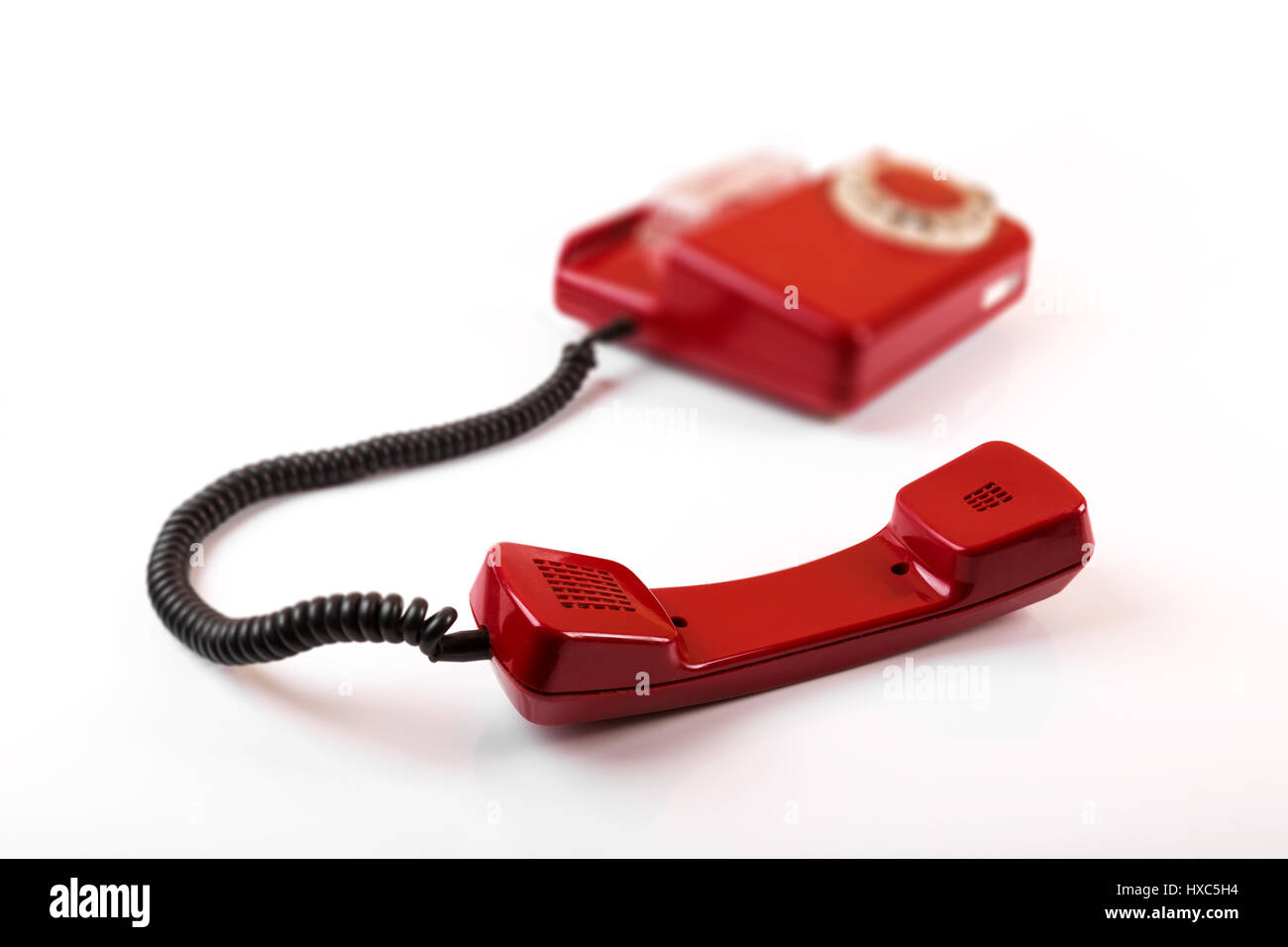 Il vecchio telefono rosso isolato su sfondo bianco Foto Stock