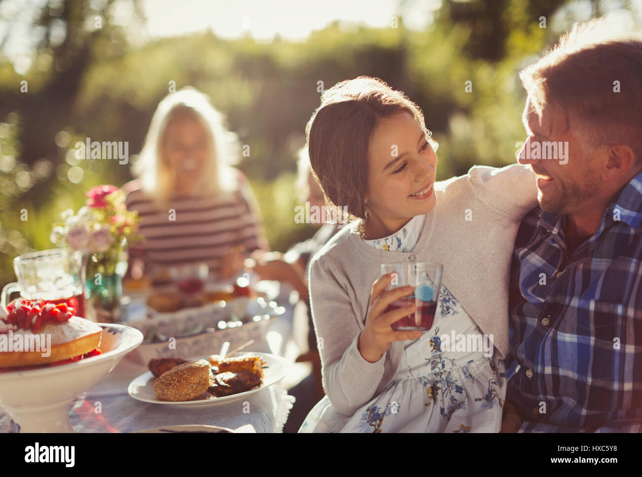 Padre affettuoso e figlia godendo di sunny garden party Foto Stock