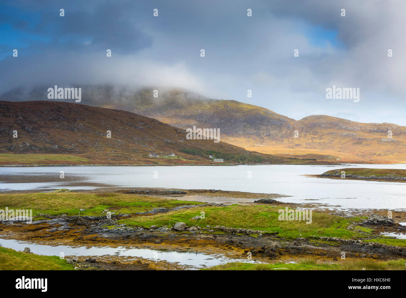 Tranquillo paesaggio nuvole sopra le colline e il lago di Loch Aineort, Sud Uist, Ebridi Esterne Foto Stock