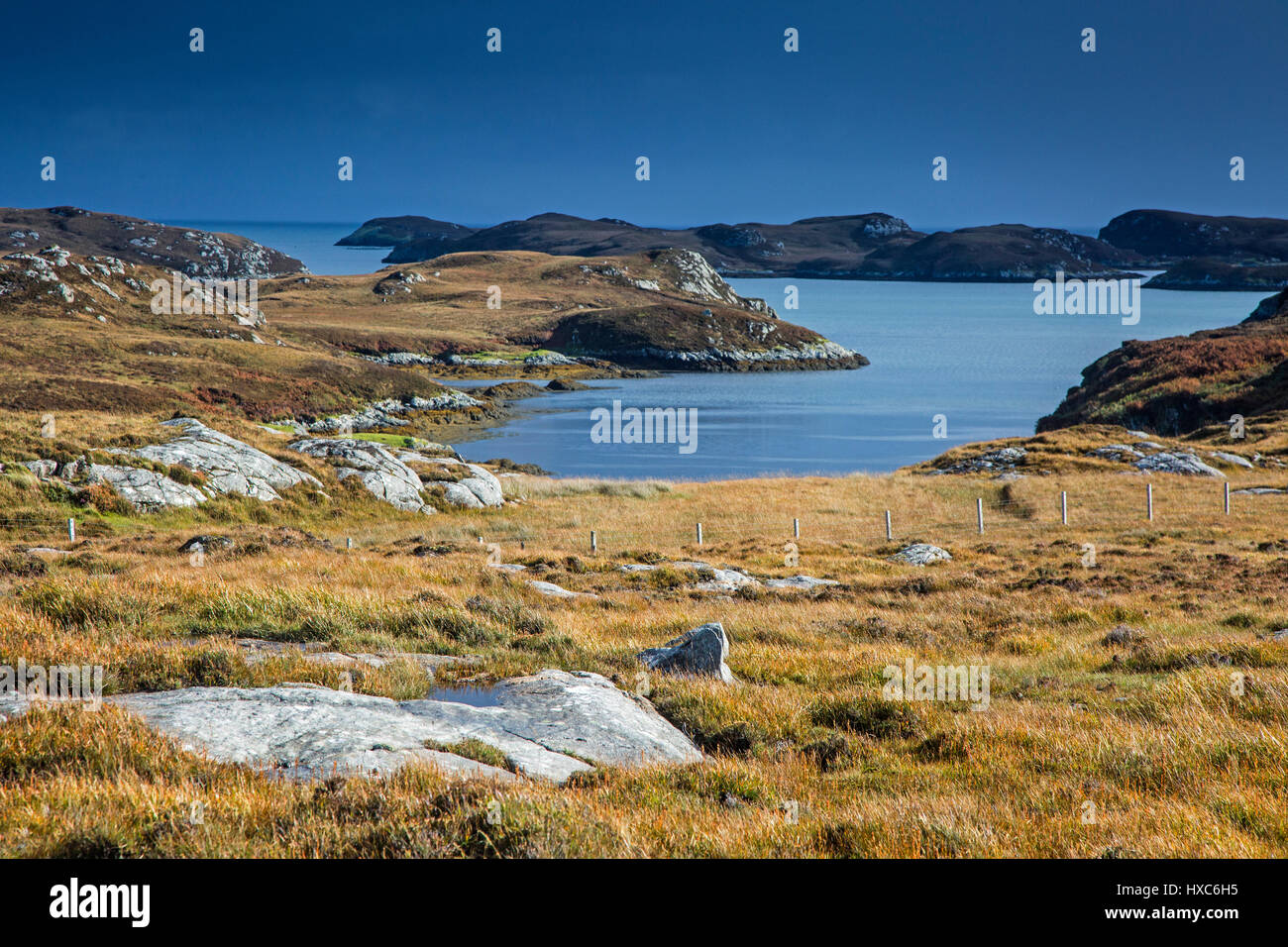 Sunny View paesaggio scoscese e il lago di Loch Aineort, Sud Uist, Ebridi Esterne Foto Stock