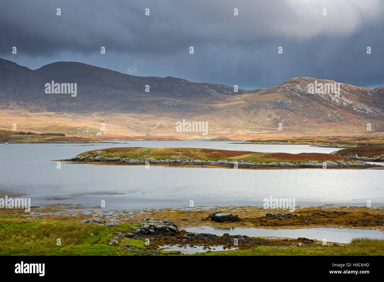 Nuvole sopra le colline scoscese e il lago di Loch Aineort, Sud Uist, Ebridi Esterne Foto Stock