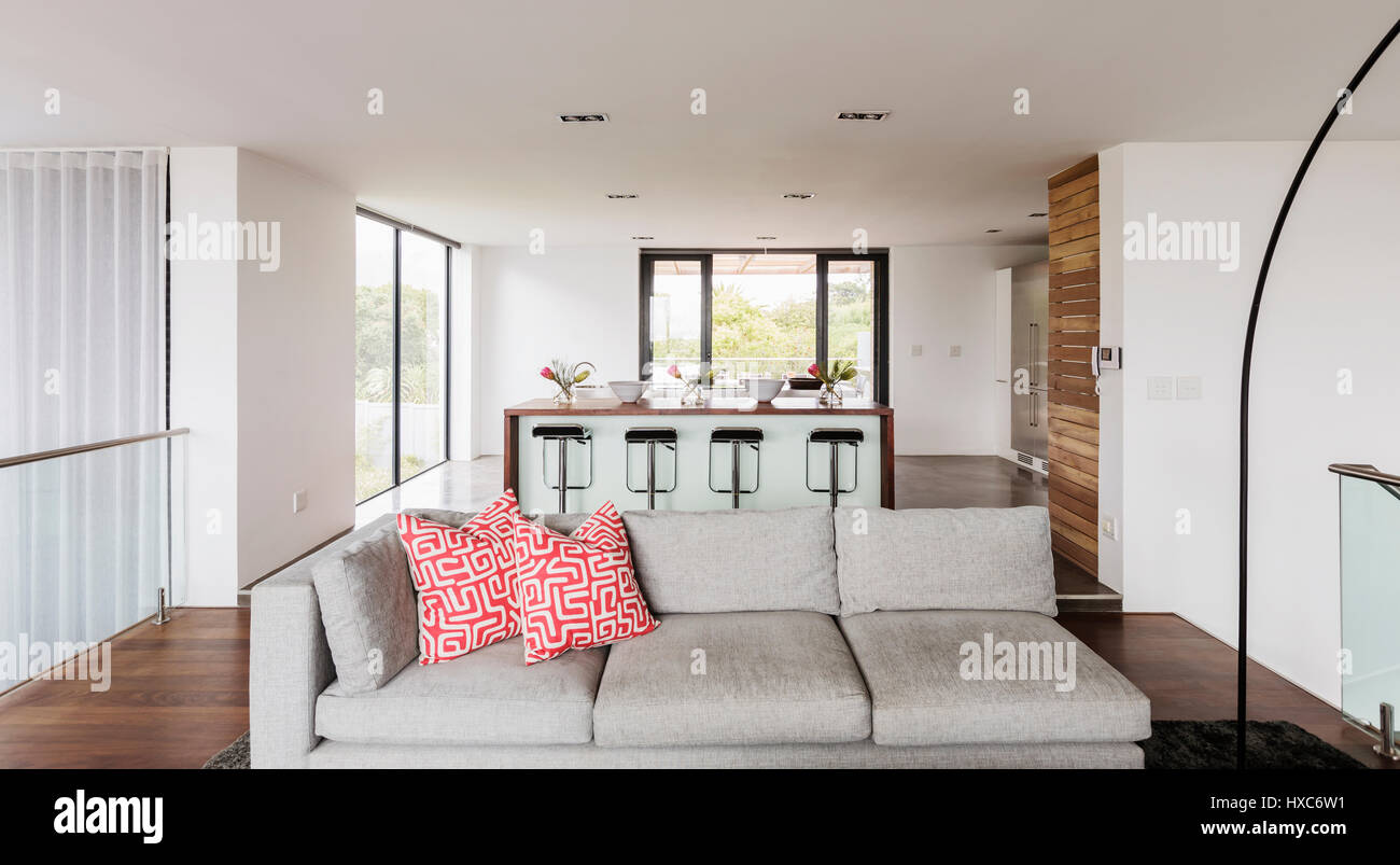 Home Vetrina interno soggiorno e cucina open plan Foto Stock