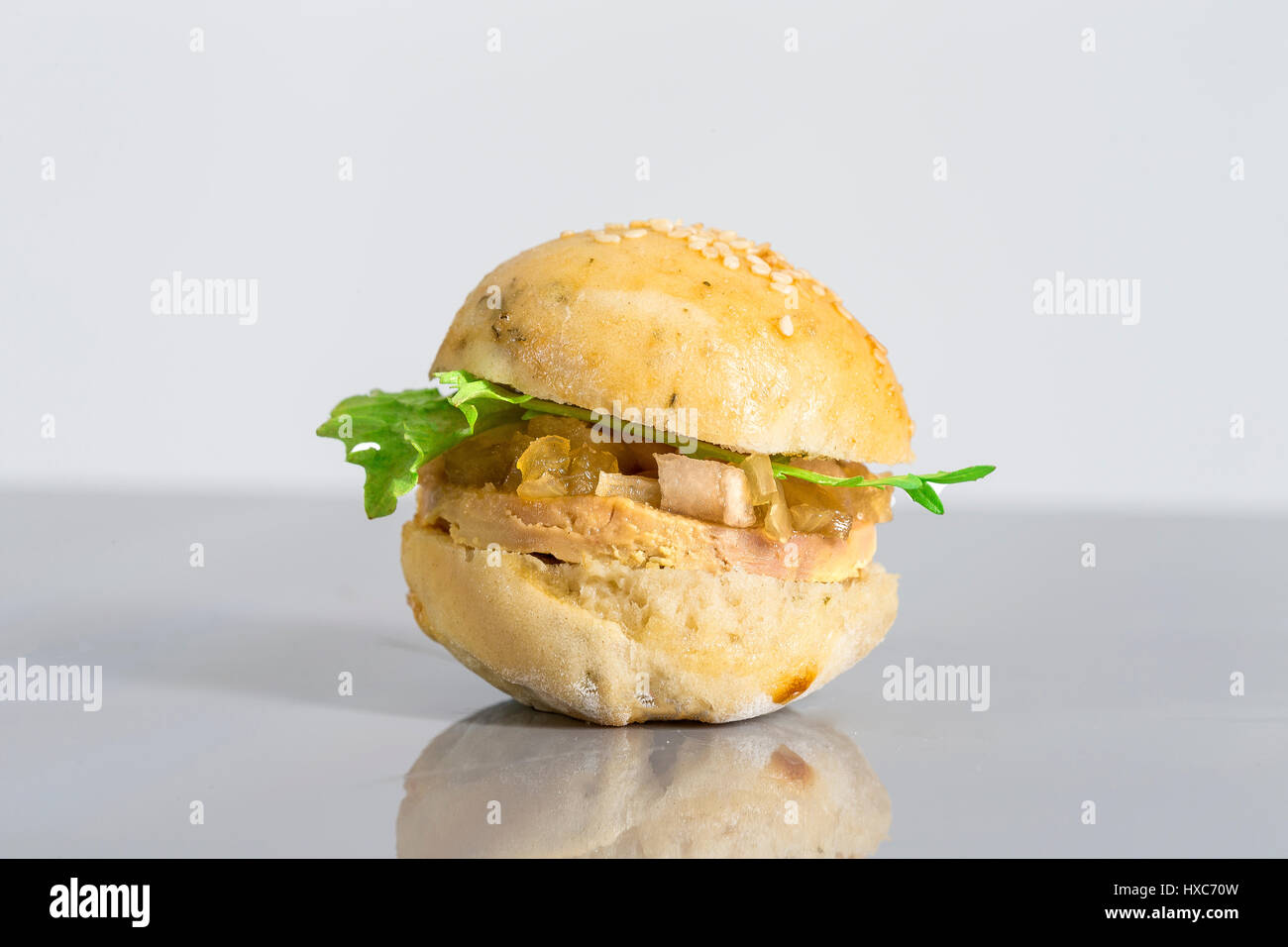 Puff burger con foie gras,e chutney di cipolla Foto Stock