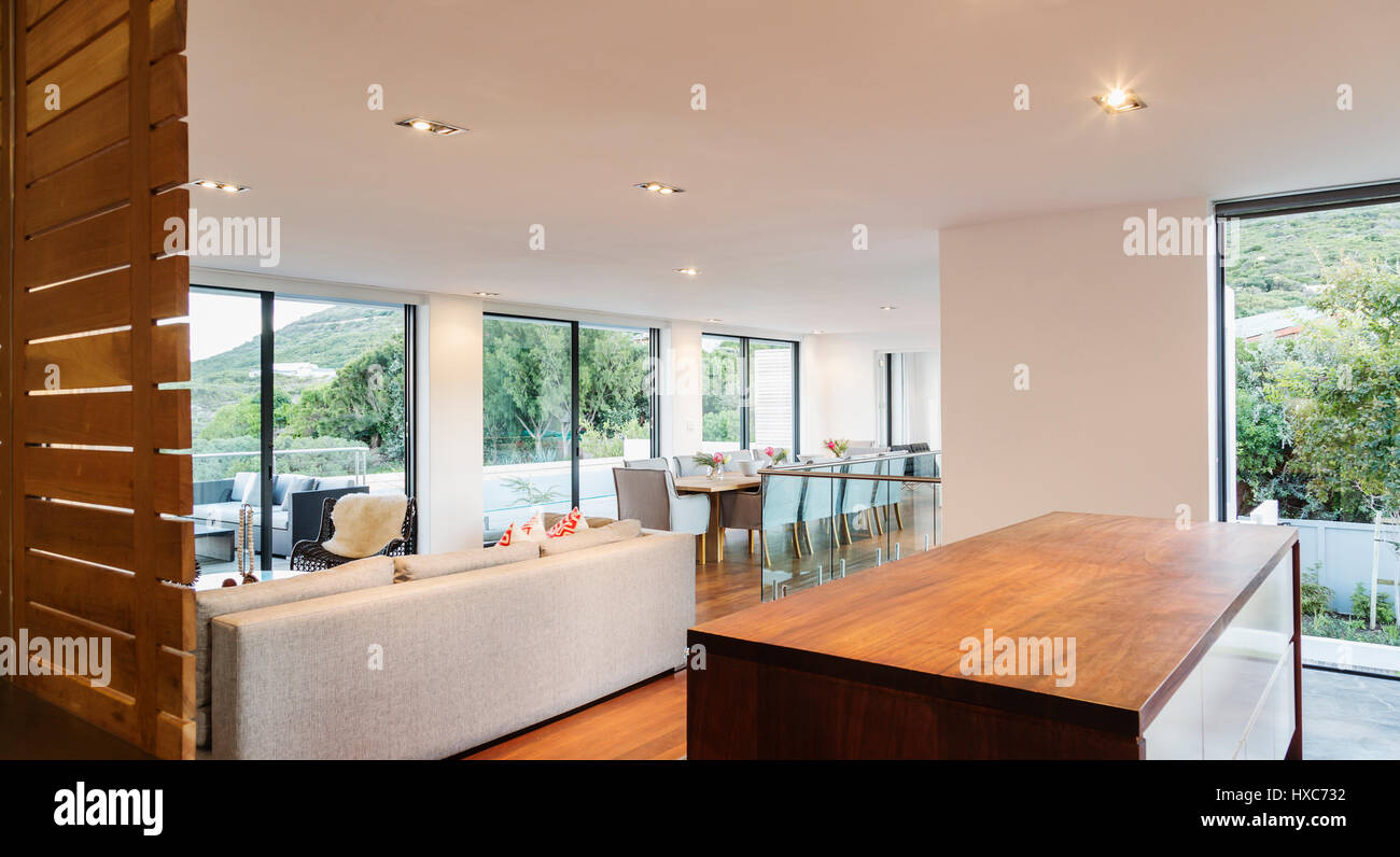 Moderno e lussuoso home vetrina interno cucina, soggiorno e sala da pranzo a pianta aperta Foto Stock