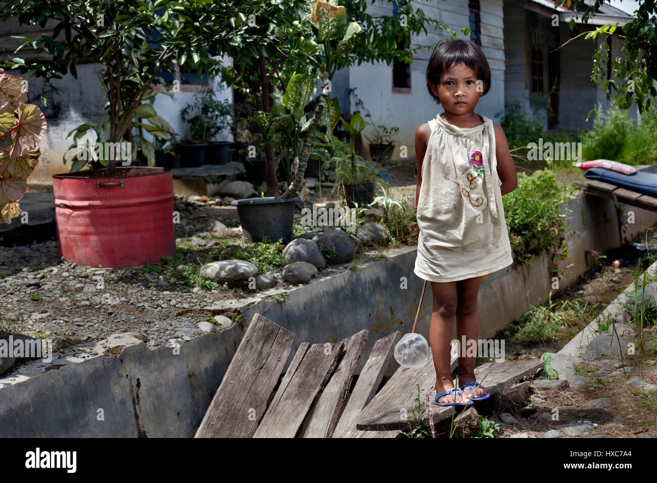 Una ragazza di Sumatra in un piccolo villaggio turistico chiamato Bukit Lawang in Indonesia. Il villaggio è noto per l'animale più grande santuario di Sumatra orangut Foto Stock