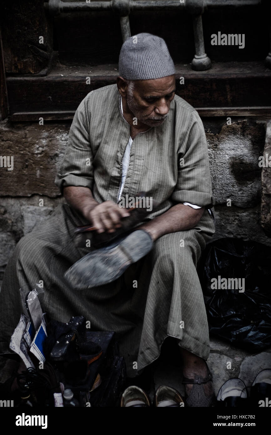 Fotografia di viaggio; le immagini del viaggio; Africa; Egitto; paese transcontinentale; Uomo egiziano; cultura; umani; persona; strada; la vita di strada; Street, il servizio di pulizia scarpe Foto Stock