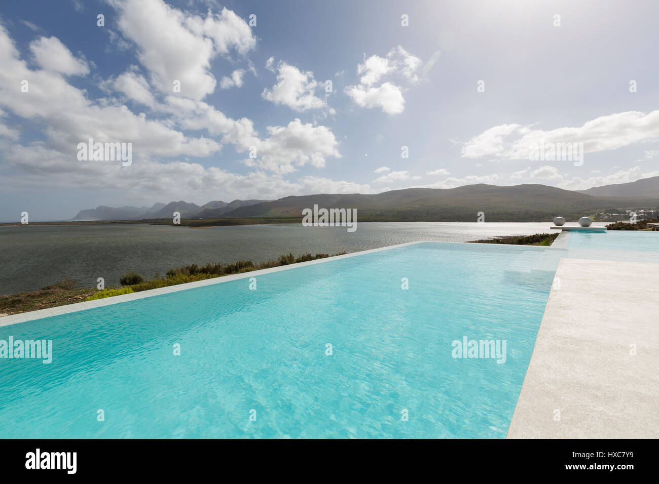 Soleggiata e tranquilla piscina infinity con vista oceano Foto Stock