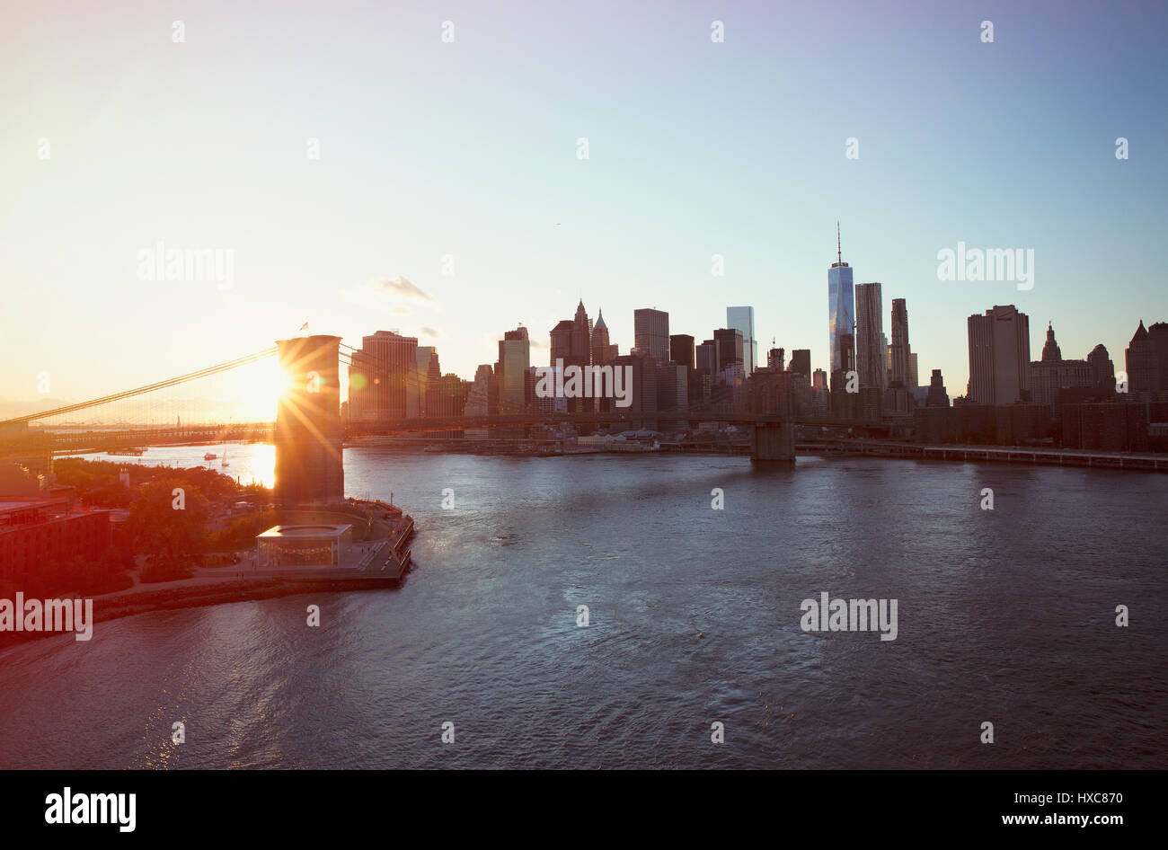 Paesaggio urbano in vista di New York e il Ponte di Brooklyn al tramonto Foto Stock