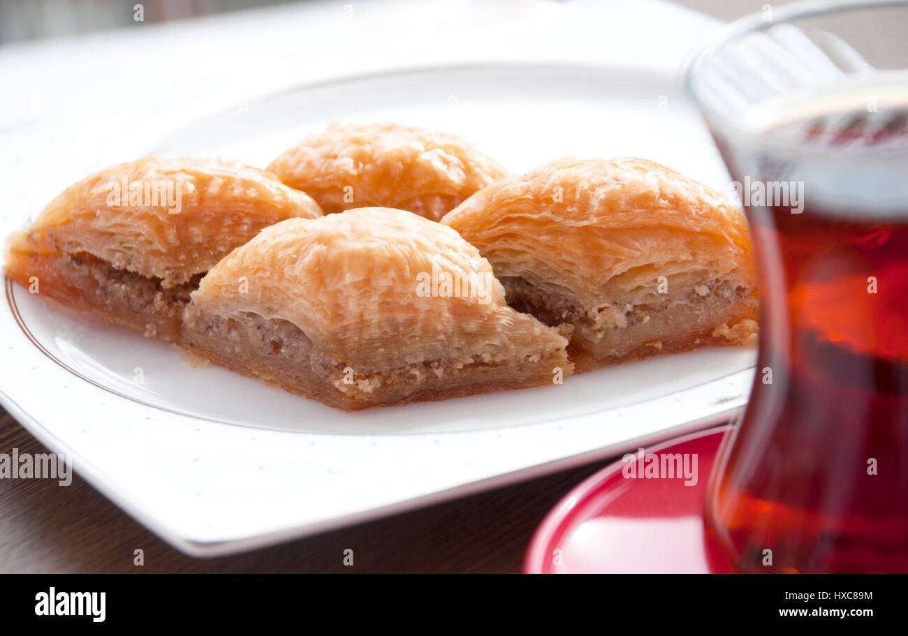 Deliziosi dolci turchi: Baklava con noci Foto Stock