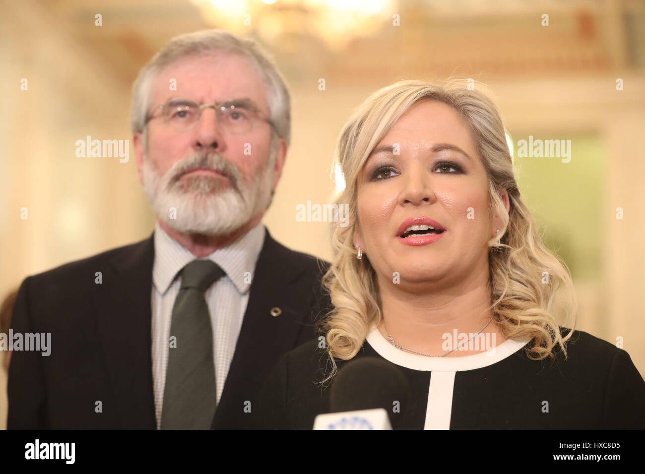 Sinn Fein di Gerry Adams e Michelle O'Neill nella grande hall, Stormont parlando ai media dopo i colloqui per il ripristino di un governo powersharing collassata. Foto Stock