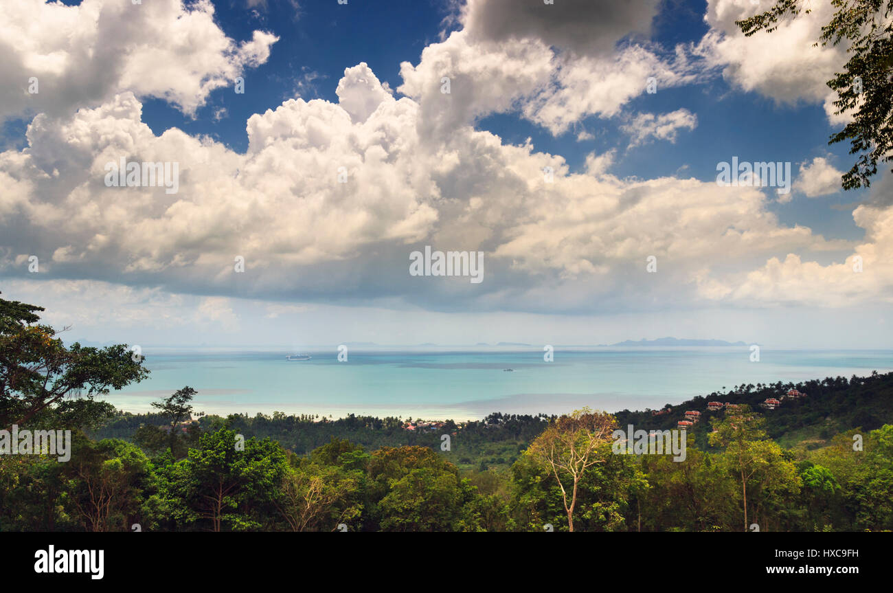 Bel paesaggio con verde foresta valle, isola tropicale di Koh Samui. mare calmo e cielo nuvoloso. Destinazione Asia scenic. vista aerea della Thailandia isl Foto Stock