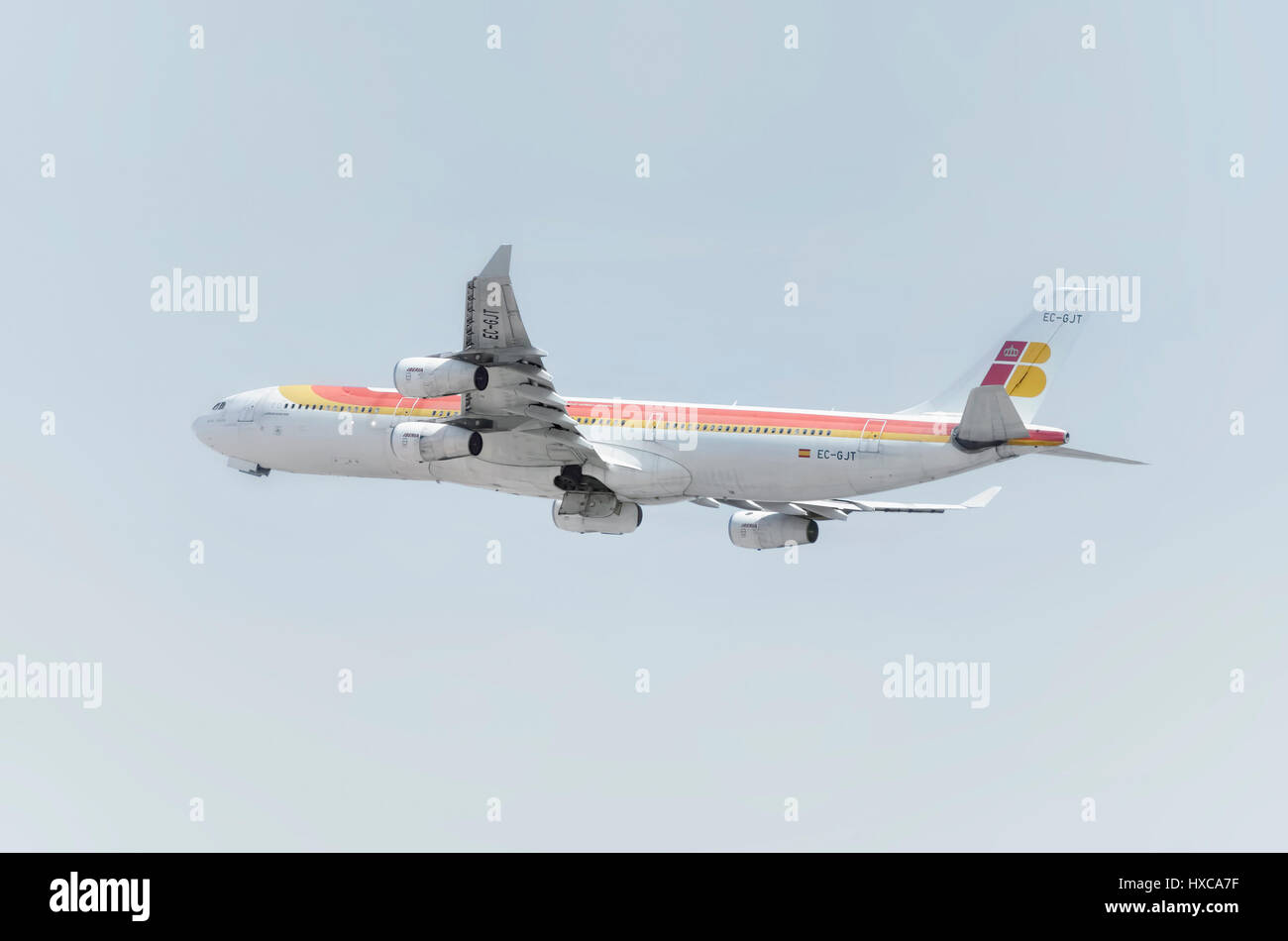 Piano Airbus A340 della compagnia aerea Iberia, è tenuto fuori da Madrid - Barajas, Adolfo SUAREZ aeroporto. Colori tenui. Isolato quattro motori di aeromobili. Foto Stock