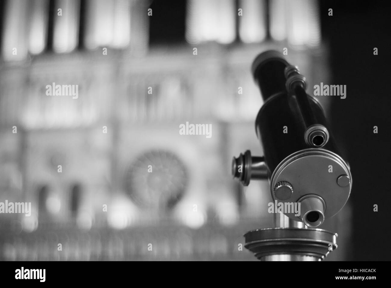 Binocolo puntando al Notre Dame de Paris Foto Stock