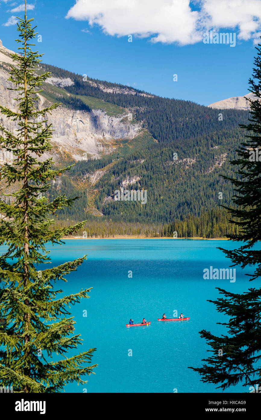 Il Lago di Smeraldo e il Presidente circostanti montagne di gamma, situato nel Parco Nazionale di Yoho, British Columbia, Canada Foto Stock