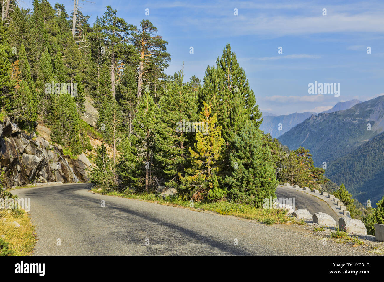 Strada panoramica si trova nel massiccio Neouvielle nelle montagne dei Pirenei in Francia. Foto Stock