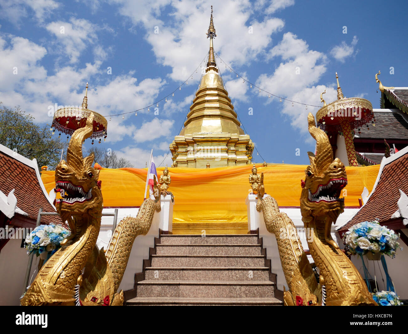 Pagoda tailandese al Wat Phra That Doi Kham (Tempio del Golden Mountain) in Chiang Mai Thailandia Foto Stock