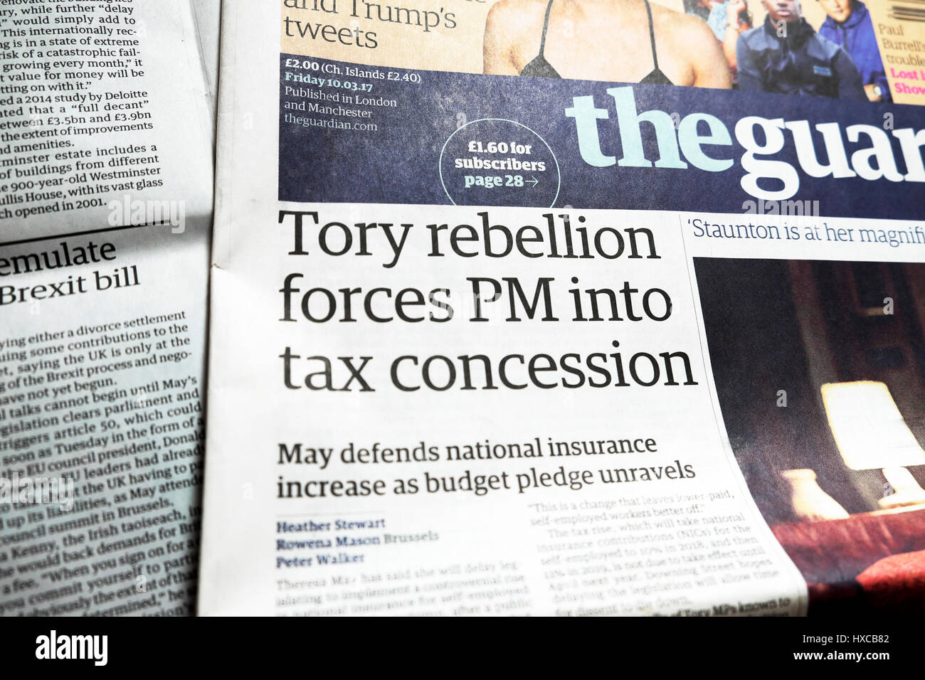 "Tory ribellione delle forze in PM agevolazione fiscale' quotidiano Guardian articolo titolo 10 marzo 2017 LONDON REGNO UNITO Foto Stock