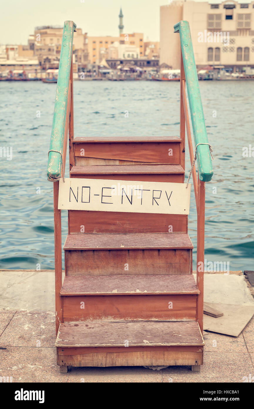 Scale in legno con nessun segno di entrata. Immagine concettuale. Foto Stock