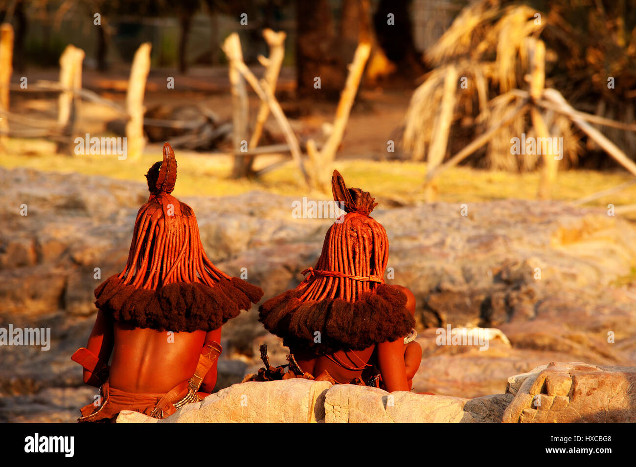 Popolo Himba anche vissuto anche nel sud dell'Angola, dove essi sono chiamati hereros. Vicino a Epupa Falls ci sono molti villaggi himba e hanno espresso soddisfazione per i turisti Foto Stock